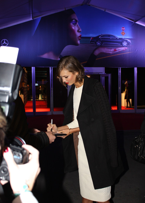 Karlie Kloss signing autographs in Zurich at the Mercedes Benz Fashion Days - crédit Véronique Gray