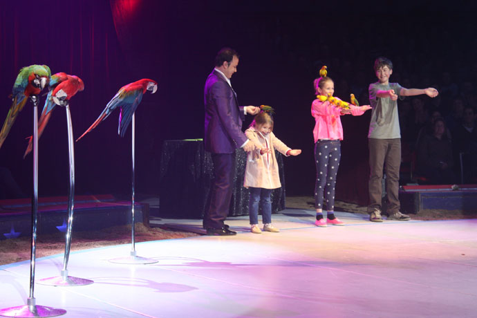 Alessio Fochesato and children from the audience with his beautiful parrots