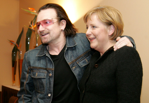 Bono Musician UK meets Angela Merkel - signature Peter Klaunzer - copyright WEF www.swissimage.ch