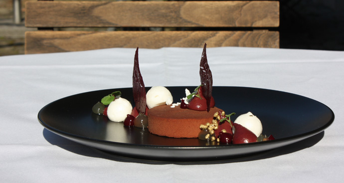 Chocolate tart with caramel core - recipe from pastry chef Felix Oeder, Il Casale in - credit photo Véronique Gray