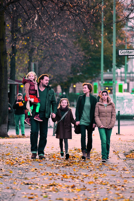 Eltern - the family on a walk Emma (Emilia Pieske), Konrad (Charly Hübner), Käthe (Paraschiva Dragus), Christine (Christiane Paul) and Au-pair Isabel© Oliver Vaccaro - Kundschafter Filmproduktion GmbH