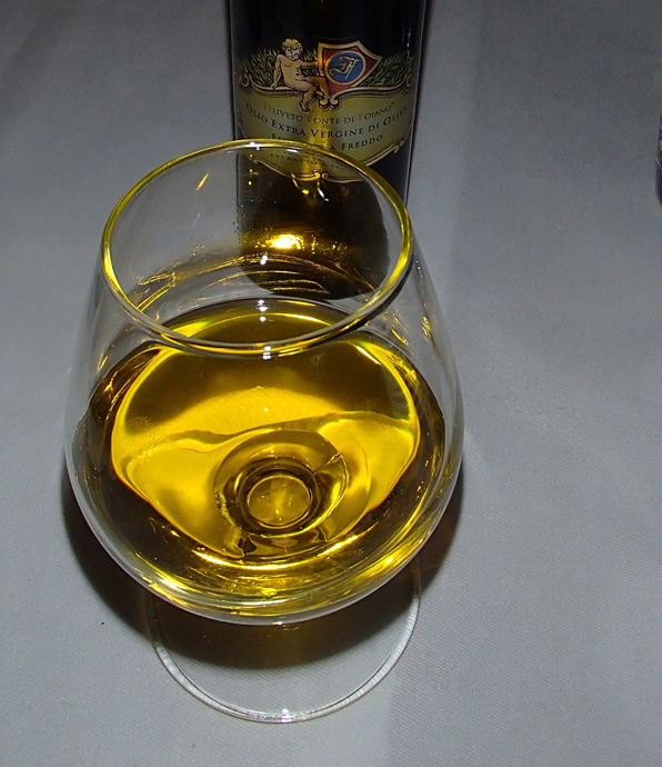 Fonte di Foiano olive oil Grand cru - copyright Veronique Gray