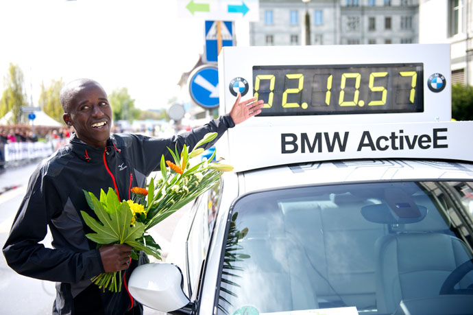 Zürich Marathon 2012 Franklin Chepkwony from Kenya shows his winnertime credit Roli Käsbohrer