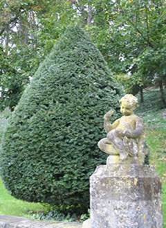 Topiaries, statues and pergolas in La Chatonnière gardens