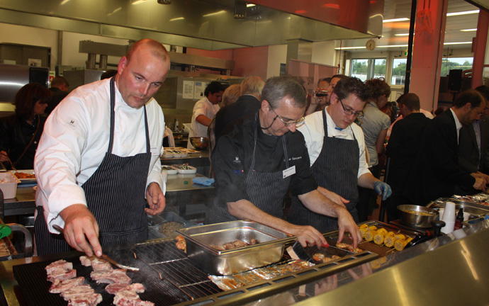 il tavolo opening night with chefs preparing meals - Dietmar Sawyere (chef in the middle) - copyright Veronique GRAY