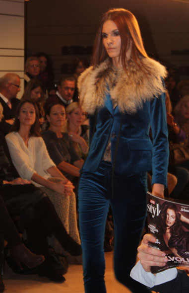 Jelmoli fashion show - blue velvet pants and jacket and a fur collar