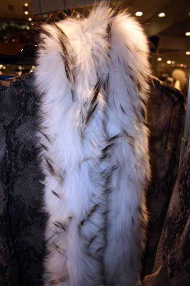 Jelmoli fashion show - beautiful fur scarf 