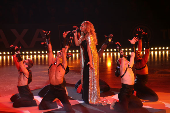 Leona Lewis with her dancers at Art on Ice 2013