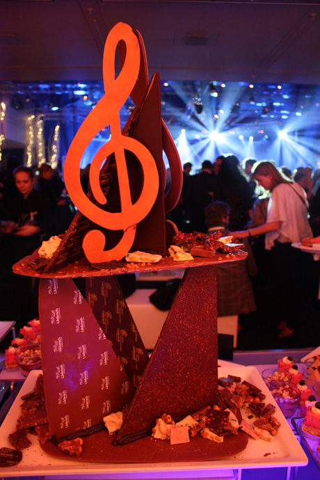 Läderach chocolate sculpture for Art on Ice after show party - copyright Véronique Gray