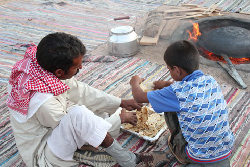 Making bread with the bedouins in the Sinai