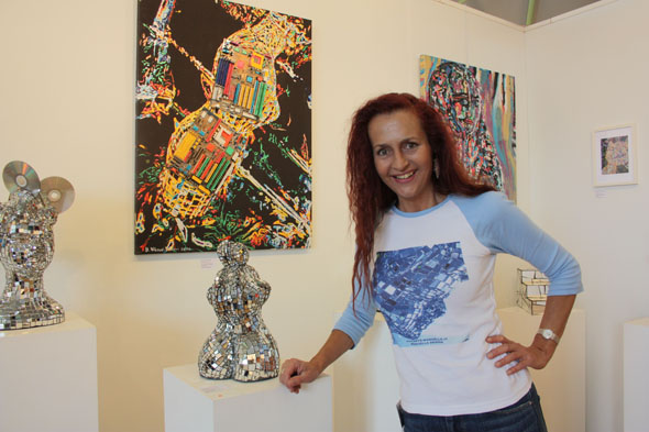 Manuella Muerner-Marioni with her miror figure sculptures at Art Internnational