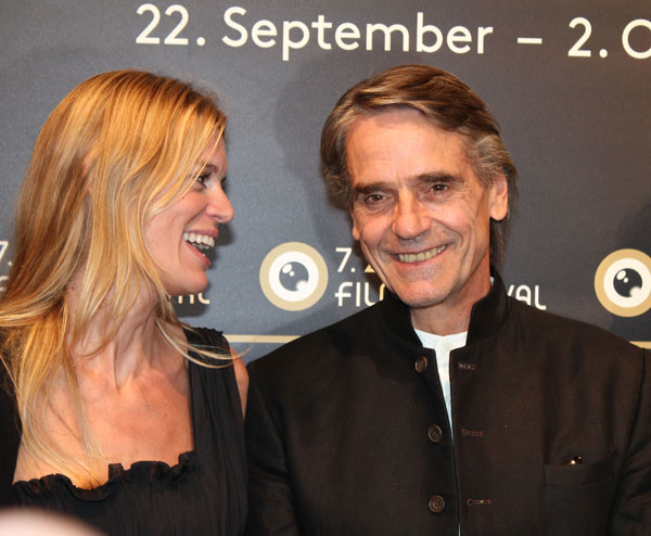 Nadja Schildknecht and Jeremy Irons, happy and relaxed on the green carpet