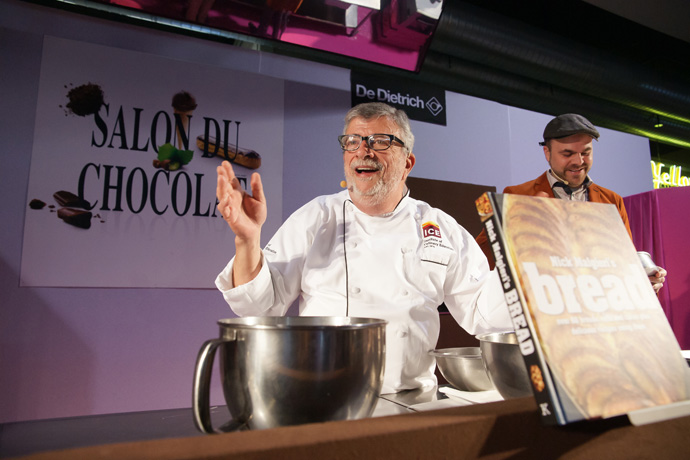 Nick Malgieri during his live show making the old fashioned devil food cacke - crédit Nicolas Rodet