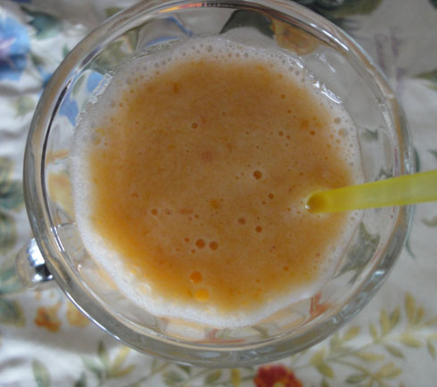 A close up at a pineaple-melon-apricot-smoothie
