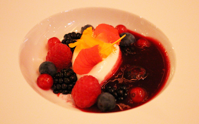 Red fruits dessert - Dom Pérignon Rosé Paradox creative menu - Park Hotel Vitznau - copryright Veronique Gray