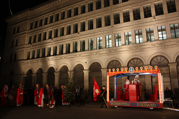 St. Nicholas and Santa Claus speeches at the Samichlaus Parade in Zurich - copyright Veronique Gray