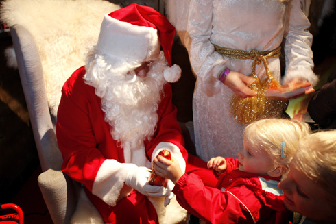 Sarina and her mother meets Santa in his cabin in Kilchberg - copyright PhotoPress Alexandra Wey