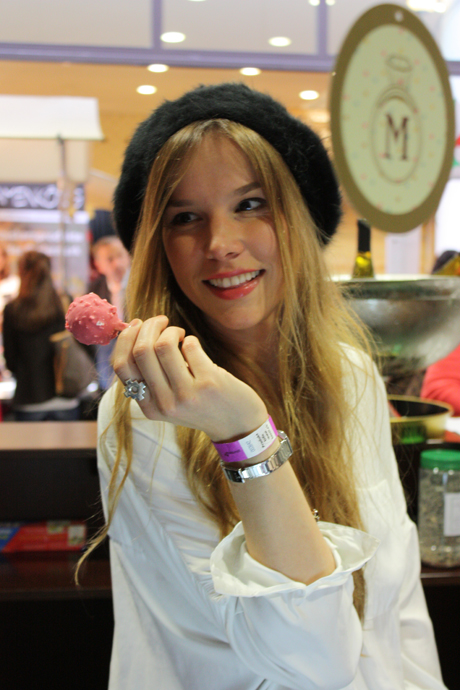 Simona holding a minou ice-cream - Gourmesse - copyright Véronique Gray