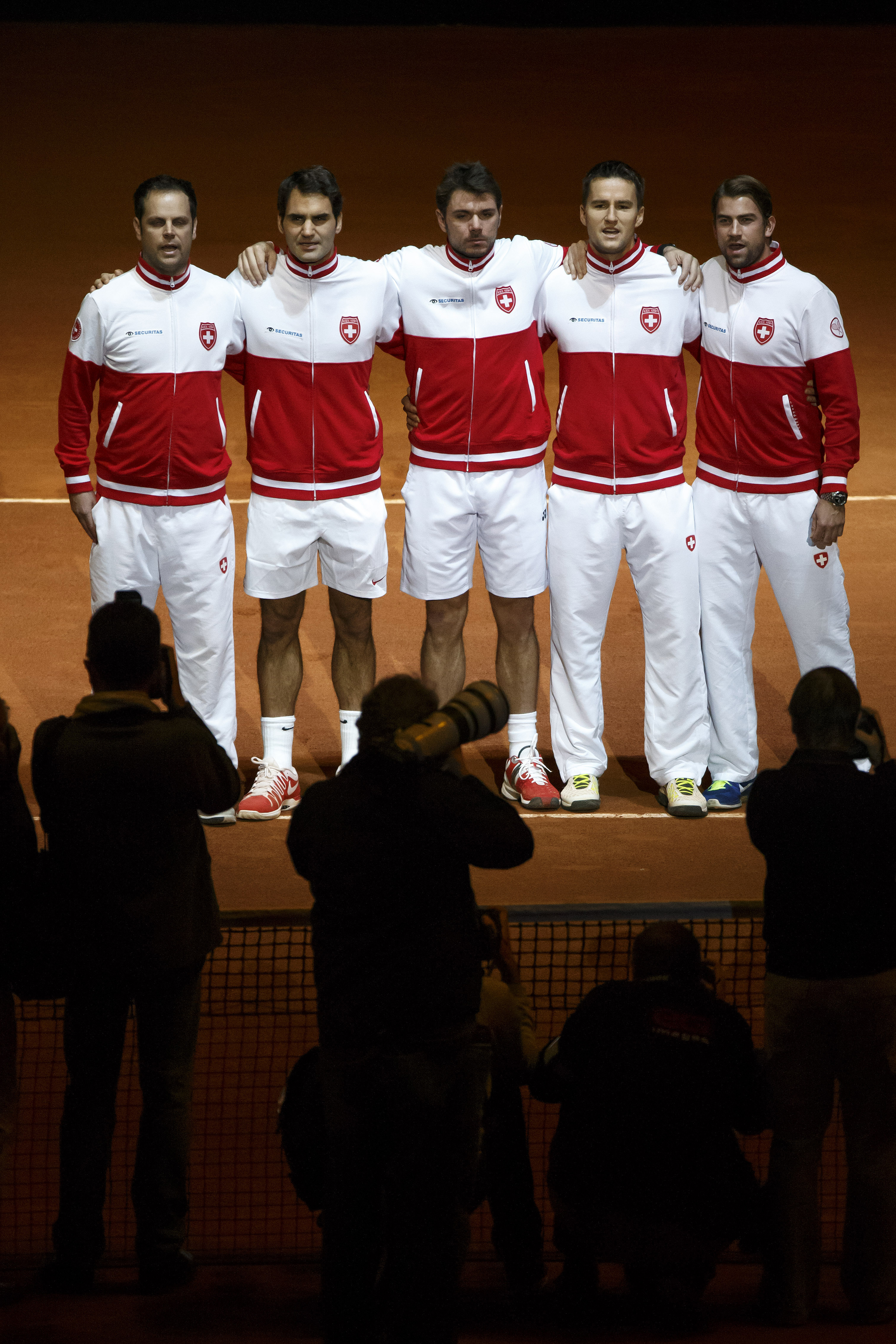 Swiss Davis Cup Team: from left to right, Swiss Davis Cup Team captain Severin Luethi, Roger Federer, Stan Wawrinka, Marco Chiudinelli, Michael Lammer, sing the Swiss anthem, during the ceremony prior the double match of the Davis Cup Final between France and Switzerland, at the Stadium Pierre Mauroy in Lille, France, Saturday, November 22, 2014. (KEYSTONE/Salvatore Di Nolfi)