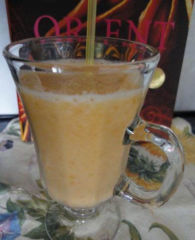 A smoothie with pineaple, abricots and cantalope
