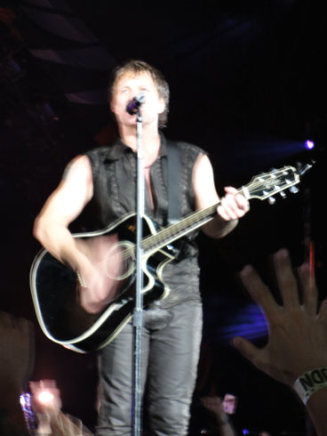 Jon Bon Jovi at the guitar, Udine (Italy)