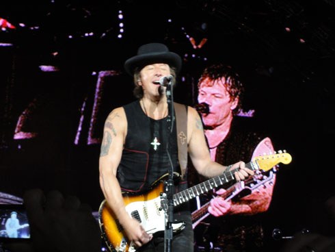 Richie Sambora in Udine playing and singing "I will be there for you"