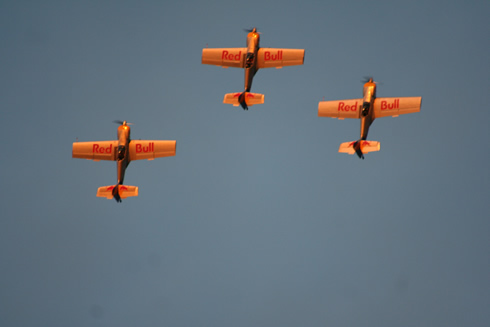 Close up of Red Bull airplanes in the sky above the Züri Fäscht 