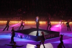 final-song-mick-hucknall-on-a-moving-podium-at-art-on-ice