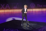 mick-hucknall-on-a-moving-podium-at-art-on-ice
