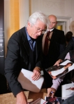 richard-gere-signing-autographs-at-the-media-conference