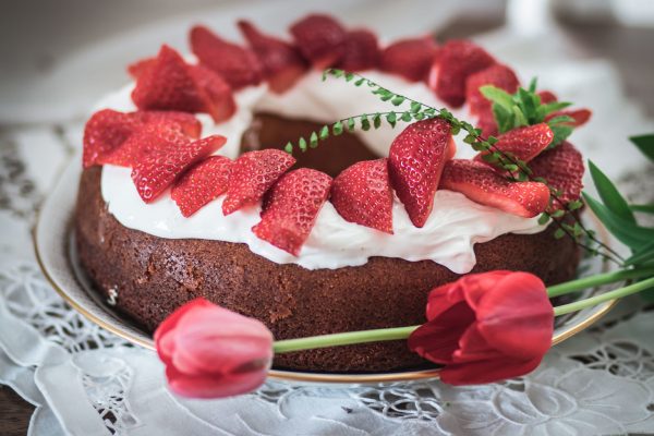 A dash of spring in your mouth – Yogurt, Mascarpone and Strawberry cake –  Vivamost!