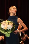 model-karolina-kurkova-hodling-a-bouquet-of-flowers