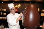 sprungli-maitre-chocolatier-decorates-easter-egg-at-salon-du-chocolat